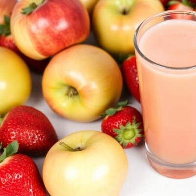 Appel en aardbeien sap